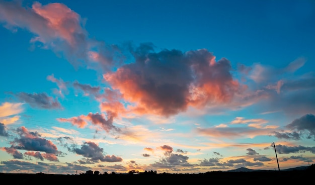 Tramonto panoramico nella campagna sarda