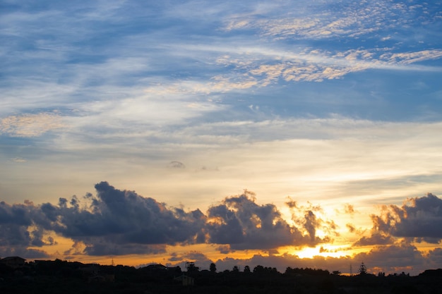 Tramonto panoramico nella campagna Sardegna