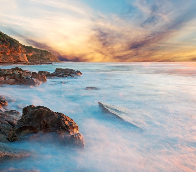 Tramonto panoramico nella costa rocciosa di Castelsardo