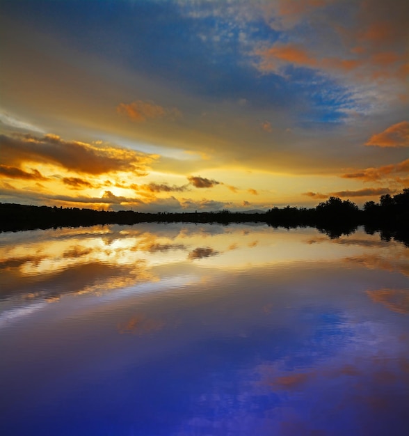 Tramonto panoramico su un lago