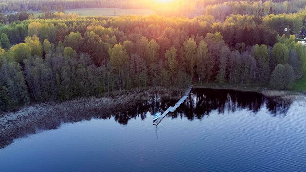 Tramonto panoramico sul lago Usma, vista della Lettonia Aero