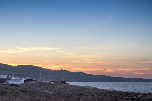 Tramonto panoramico sulla spiaggia di Platamona in Sardegna