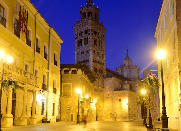 Tramonto presso la Cattedrale di Santa Maria de Mediavilla e la torre mudéjar della Cattedrale Teruel Aragona Spagna