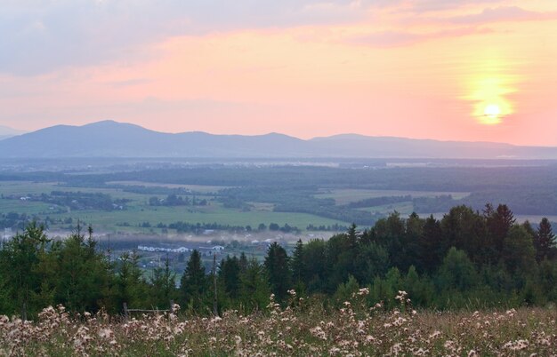 Tramonto rosa e paesaggio di campagna