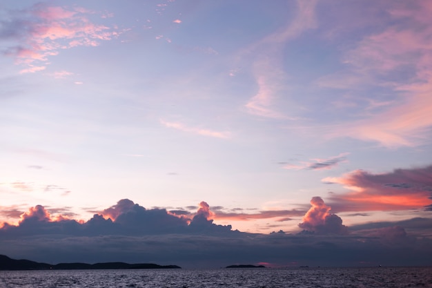 Tramonto rosa mare. Belle nuvole di colore.