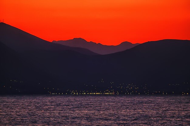 tramonto rosso in montagna, paesaggio natura silhouette di montagne al tramonto, look estivo