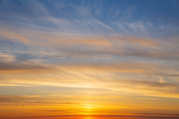 tramonto serale estivo in giallo arancione e rosa con sfondo di nuvole