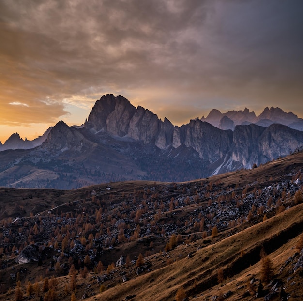 Tramonto serale in montagna vista tranquilla e nebbiosa dal Passo Giau