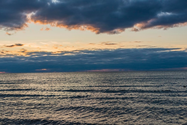 Tramonto serale sul cielo del mare con bellissime nuvole