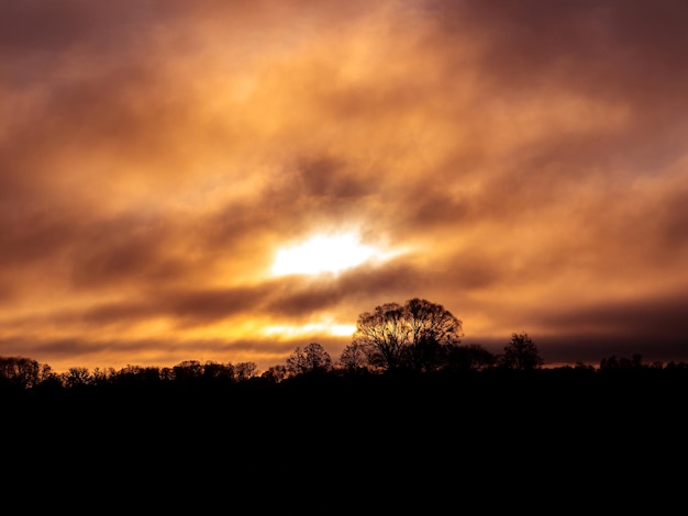 Tramonto soleggiato arancione sul cielo nuvoloso