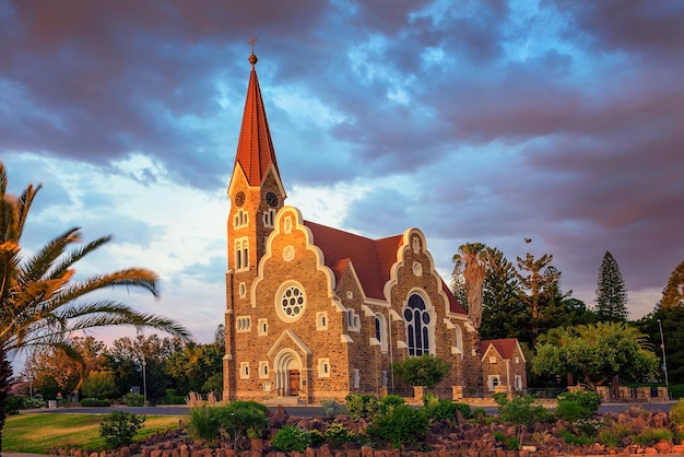 Tramonto sopra Christchurch una storica chiesa luterana a Windhoek in Namibia