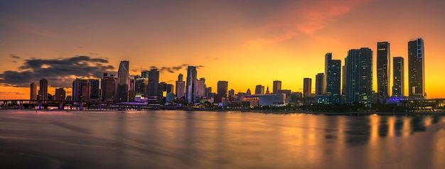 Tramonto sopra Downtown Miami Skyline e Biscayne Bay