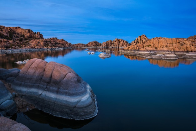 Tramonto sopra il lago Watson a Prescott Arizona