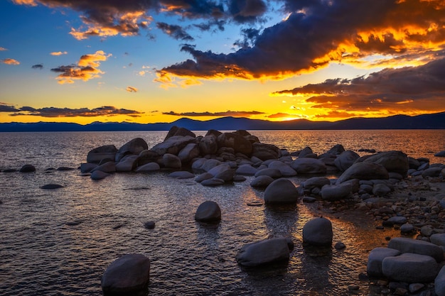 Tramonto sopra la spiaggia rocciosa del lago Tahoe in California