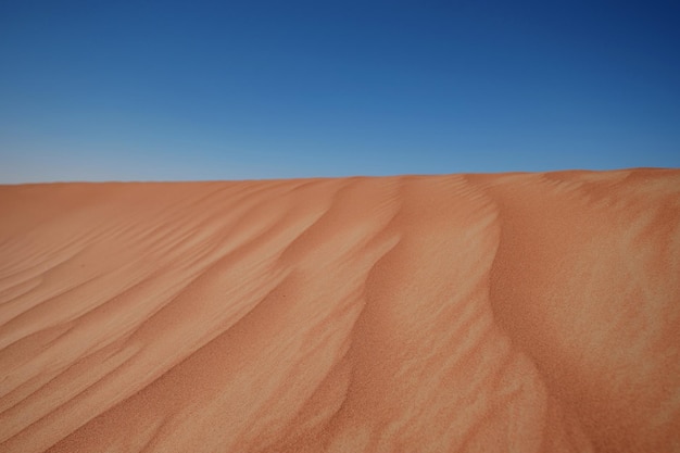 Tramonto sopra le dune di sabbia nel deserto