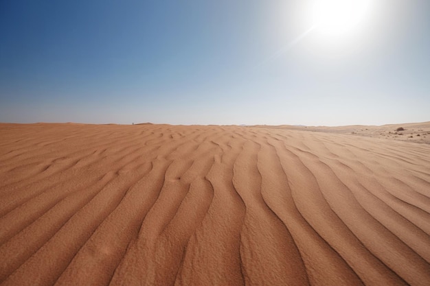 Tramonto sopra le dune di sabbia nel deserto