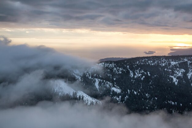 Tramonto sopra lo sfondo della natura delle montagne canadesi