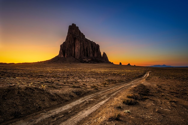 Tramonto sopra Shiprock nel New Mexico