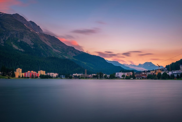 Tramonto sopra St Moritz con il lago e le Alpi svizzere in Svizzera