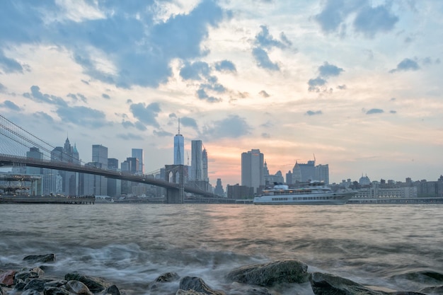 Tramonto sotto il ponte di Manhattan a New York