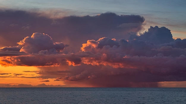 Tramonto spettacolare con nuvole di pioggia colorano lo spettacolo sul Mar Baltico a Zingst