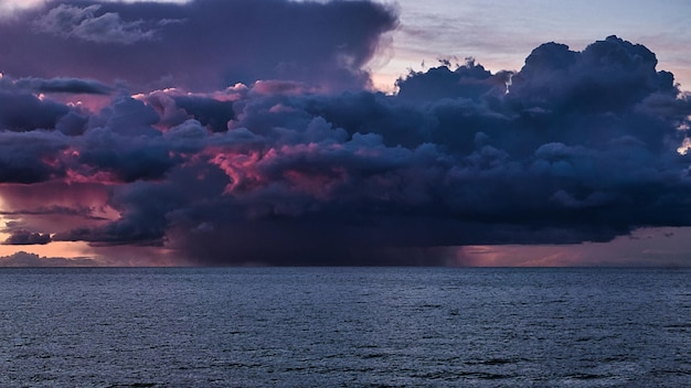 Tramonto spettacolare con nuvole di pioggia colorano lo spettacolo sul Mar Baltico a Zingst