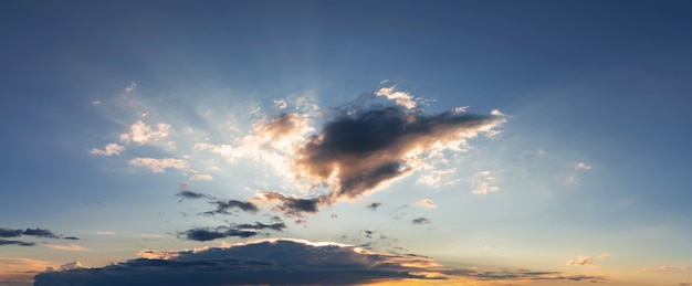 Tramonto spettacolare nel cielo con le nuvole