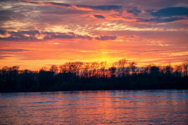 Tramonto spettacolare sul fiume Volga a Uglich nella regione di Yaroslavl in Russia.