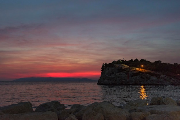 Tramonto spettacolare sul mare Adriatico. Riviera di Makarska, Croazia