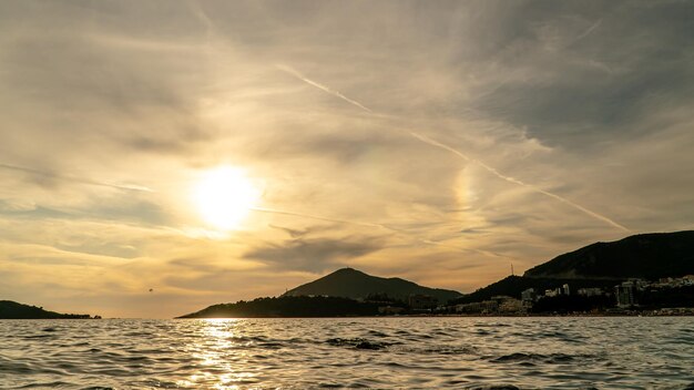 Tramonto spettacolare sul mare e sulle montagne