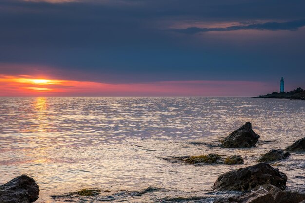 Tramonto spettacolare sulla spiaggia con uno stagno naturale in primo piano