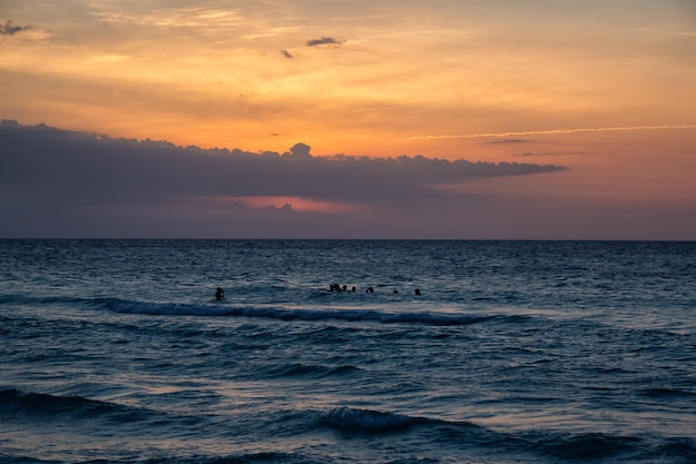 Tramonto spettacolare sullo sfondo della natura del Mar dei Caraibi