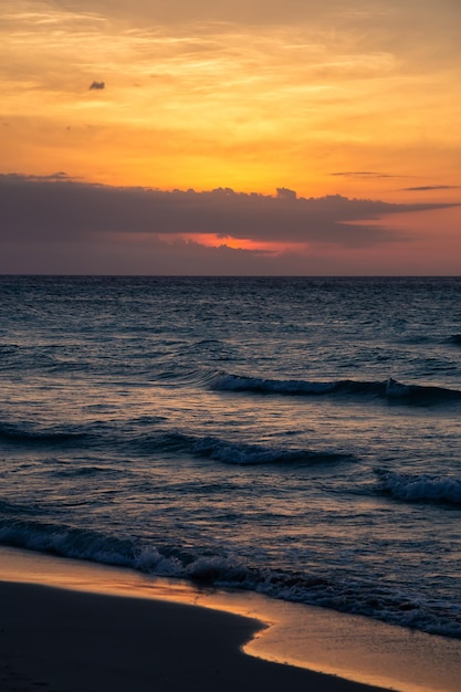 Tramonto spettacolare sullo sfondo della natura del Mar dei Caraibi