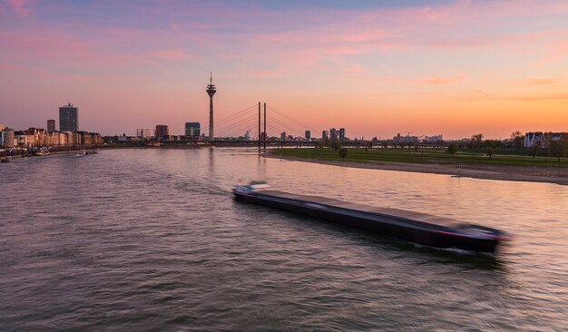 Tramonto su Dusseldorf al fiume Reno