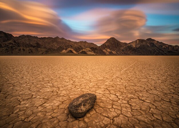 Tramonto su The Racetrack Playa nel Parco Nazionale della Valle della Morte