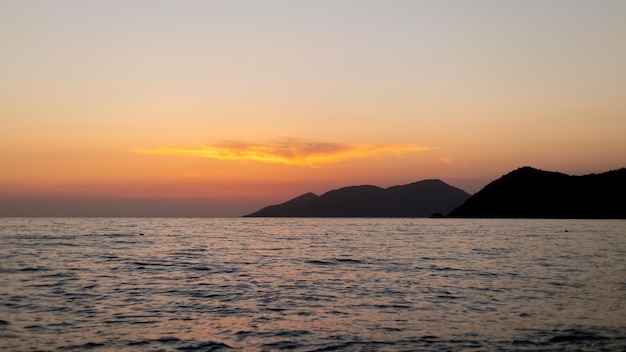 Tramonto su un cielo nuvoloso in mare