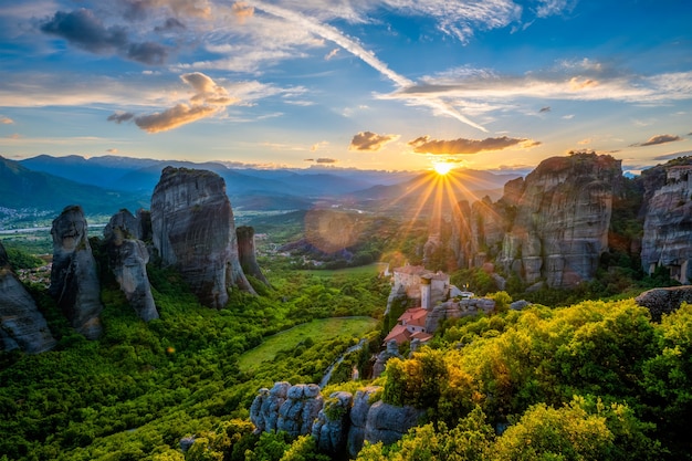 Tramonto sui monasteri di meteora