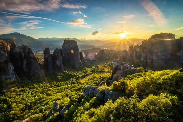 Tramonto sui monasteri di meteora