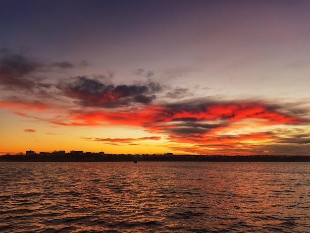 Tramonto sul cielo del fiume con nuvole colorate