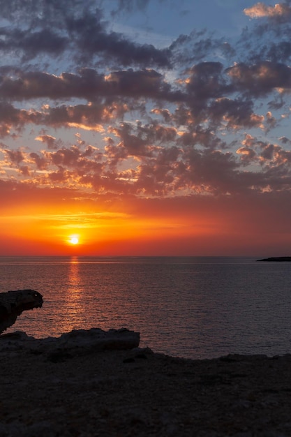 Tramonto sul cielo incredibile dell'oceano blu