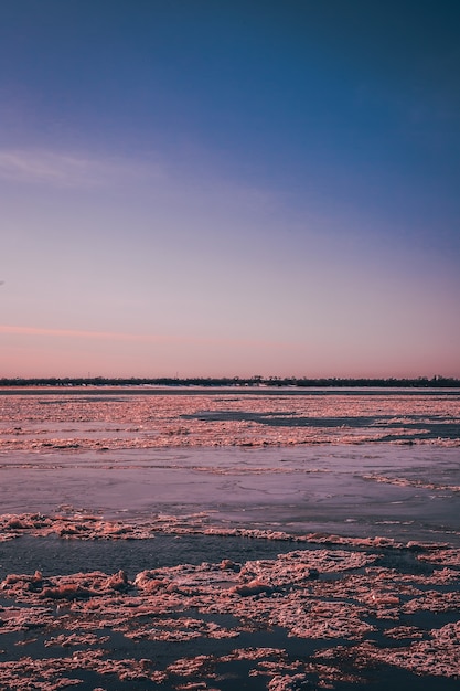 Tramonto sul fiume di ghiaccio in background