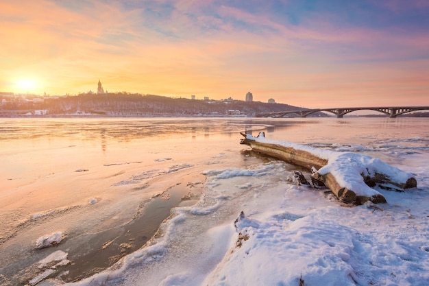 Tramonto sul fiume Dnepr in inverno