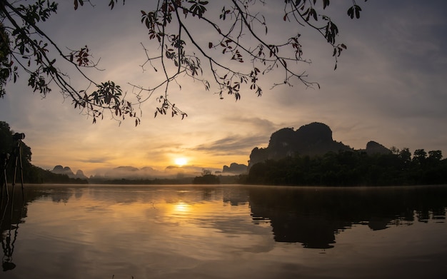 tramonto sul fiume e sulla montagna