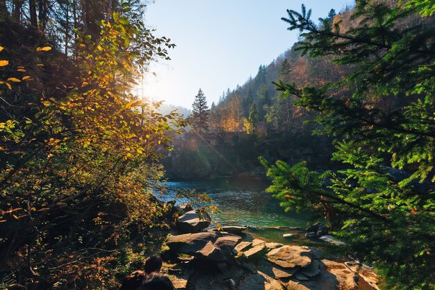 Tramonto sul fiume e sulla scogliera