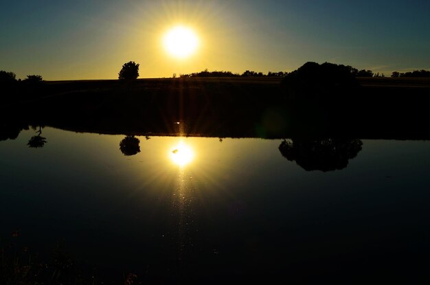 Tramonto sul fiume in estate