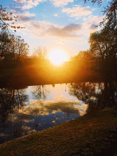 Tramonto sul fiume in primavera