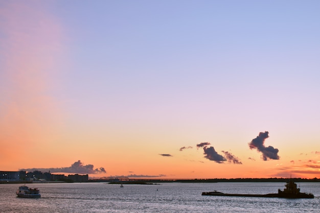 tramonto sul fiume. Nizhny Novgorod