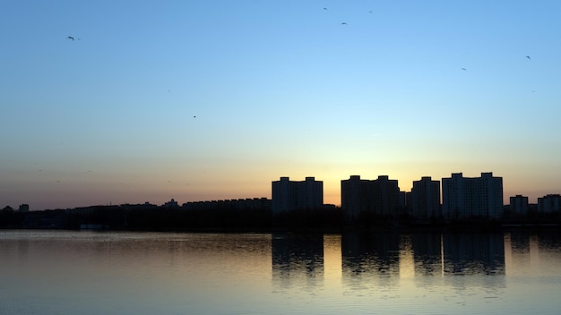 Tramonto sul lago a Minsk, il distretto di Chizhovka. Bielorussia