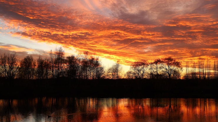 Foto tramonto sul lago. cielo rosso. bel paesaggio