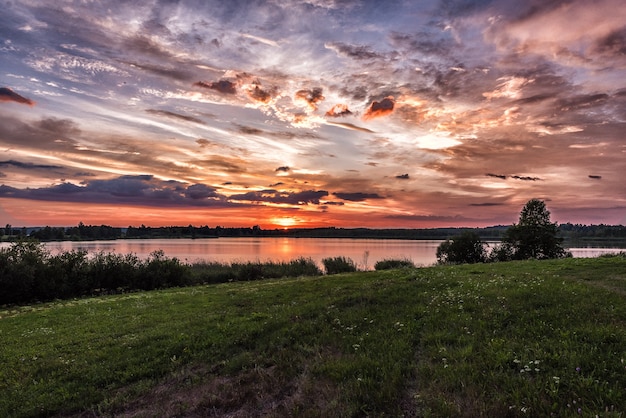 Tramonto sul lago d'estate